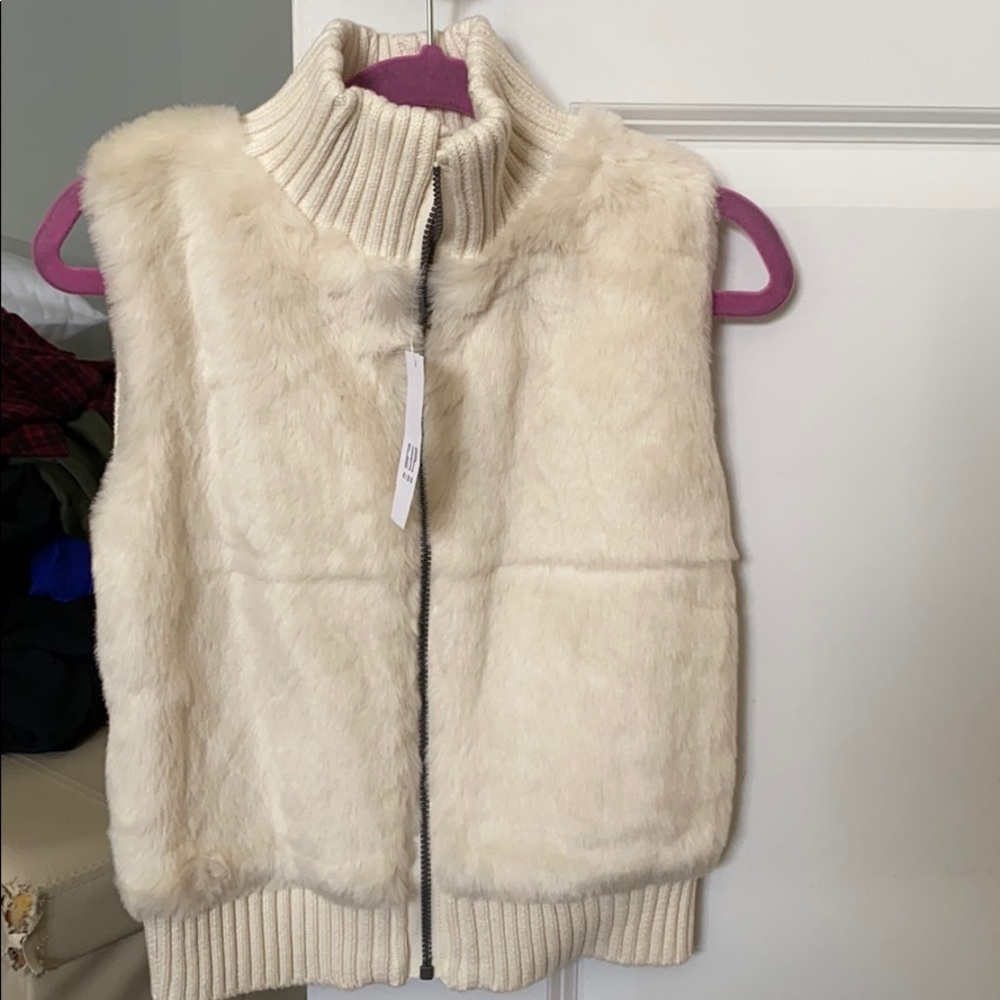 NWT girls Gap faux fur vest. Size small